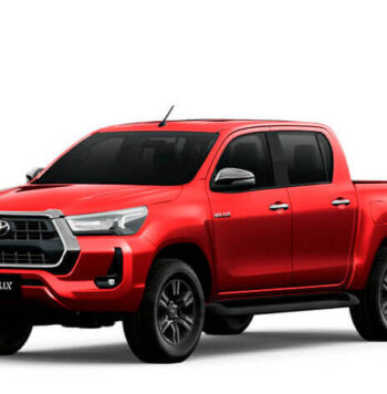 Toyota Hilux 2026 color blanco vista frontal en carretera de Perú