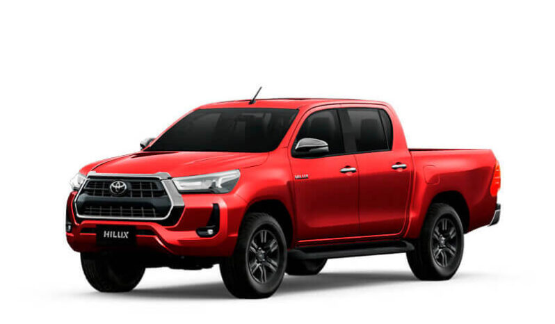 Toyota Hilux 2026 color blanco vista frontal en carretera de Perú